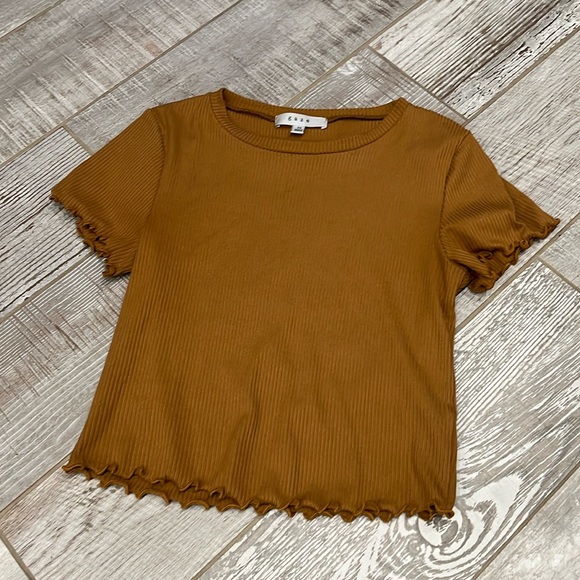 T-shirt with scalloped hem and sleeves. EUC - Picture 1 of 3